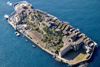 Mitsubishi fue dueña de la isla durante casi 100 años y creó una ciudad entera de cemento y sin verde