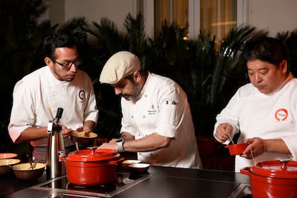 Mitsuhara "micha" Tsumura chef de Maido, en su estación en la que ofrece un guiso con base de carne de cerdo
