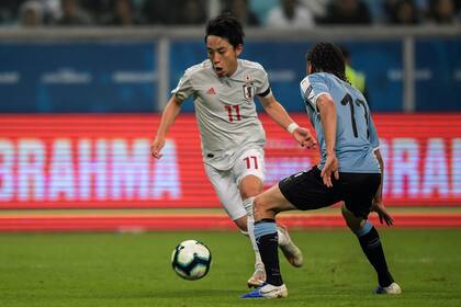 Miyoshi, autor de los dos goles japoneses, busca escapar a la marca de Laxalt