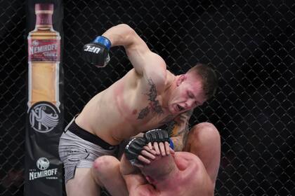 El luchador australiano de artes marciales mixtas (MMA), Jimmy Crute, venció a su rival lituano, Modestas Bukauskas, con un potente nocaut. Pero la mayor sorpresa fue la que se llevaron los espectadores por su reacción cuando su oponente cayó al suelo