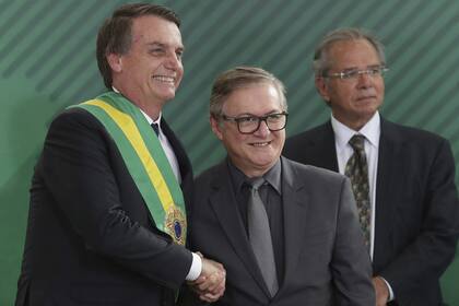 El ministro de Educación de Brasil, Ricardo Vélez Rodríguez (centro) el día de su jura. A la derecha, el ministro de Economía, Paulo Guedes