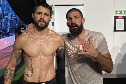 Condit y McGee después de la pelea. La nariz del luchador "ya no estaba torcida" porque se la había colocado de nuevo en su lugar en pleno combate