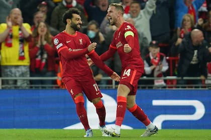 Mo Salah celebra con Jordan Henderson la apertura del marcador de Liverpool ante Villarreal en Anfield; la serie, favorable 2-0 para los ingleses, se dirimirá el martes en el estadio La Cerámica