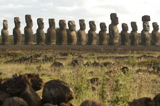 La lenta destrucción de los moái en la Isla de Pascua (y los que dudan sobre si esforzarse en conservarlos)