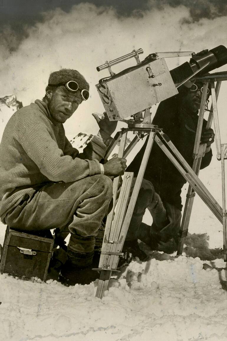 MOBILE. Viejas fotos del Everest cedidas por The New York Times