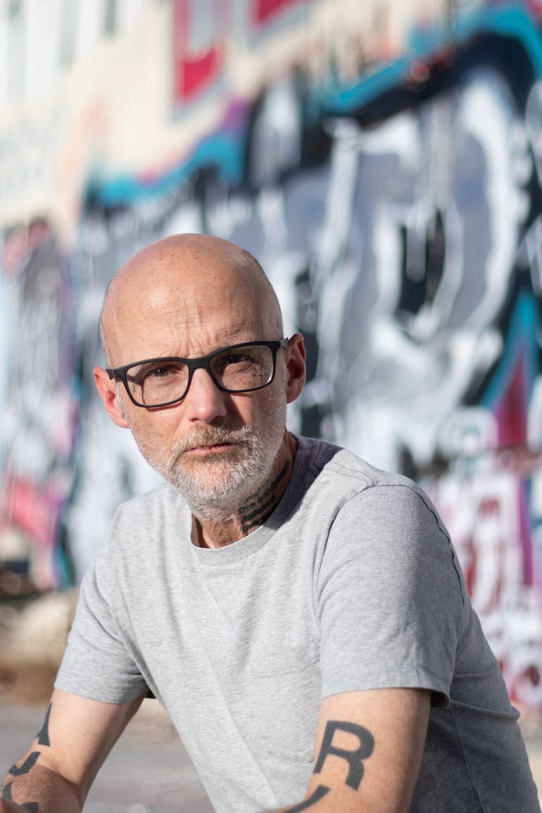 Moby lanza este viernes un nuevo álbum, Always Centered At Night y vuelve a salir de gira luego de diez años