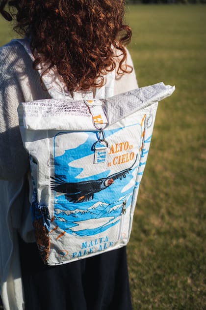 Mochila hecha a base de bolsa de arpillera