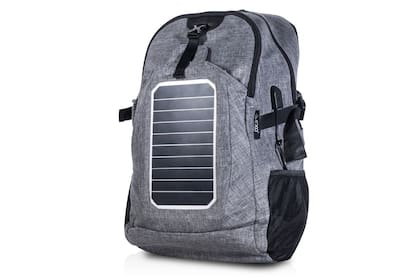 Regalo tech del día del niño | Mochila que carga. La Exo Energy es una mochila convencional que además posee paneles solares que permiten cargar los dispositivos móviles de los usuarios ($3699).