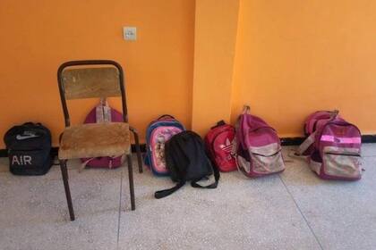 Mochilas de alumnos en la escuela que sufrió graves daños durante el terremoto