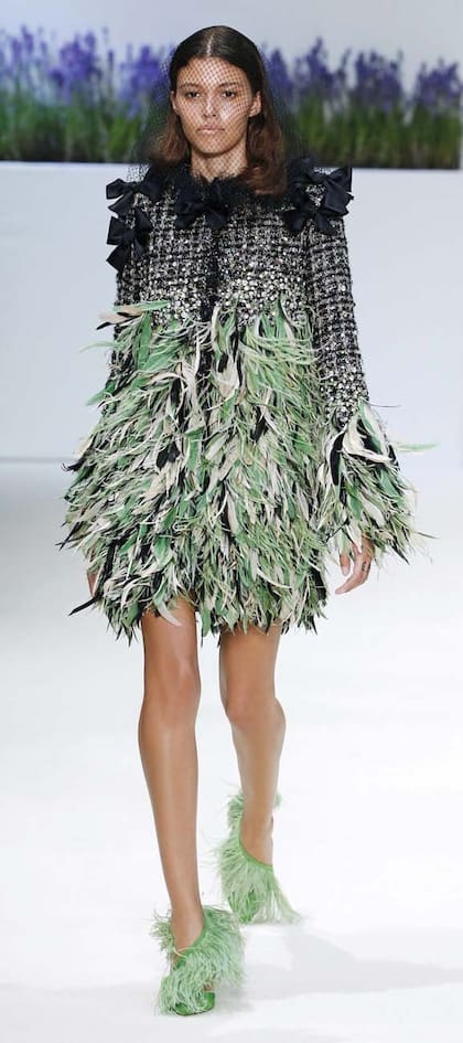 “La idea de ya es toda una chica it. juventud es importante. Tengo clientas muy jóvenes y ellas le dan una nueva actitud a la alta costura”, dijo Giambattista Valli en el back de su presentación donde se lució la una nutrida colección de minivestidos bordados con plumas.