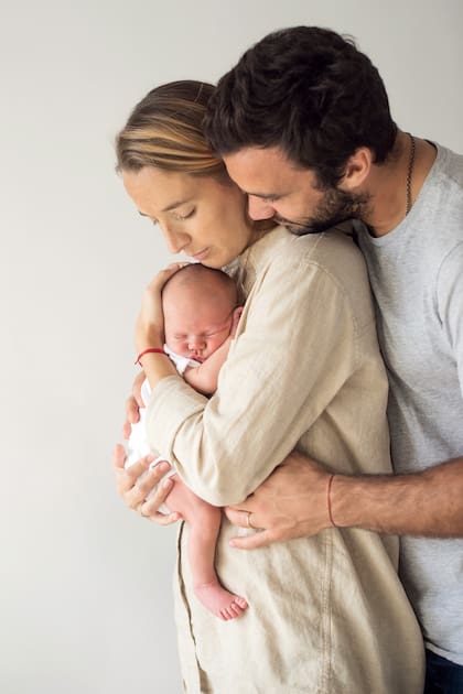 A pocos días del nacimiento de Belisario –llegó al mundo el 21 de abril–, Martín y María contrataron a la fotógrafa Mechi Sojo para su primer posado “de a tres”. A fin de año, los Landajo se instalarán en Londres. “Estoy ansioso por la nueva experiencia en familia”, dijo el medio scrum que lucirá la