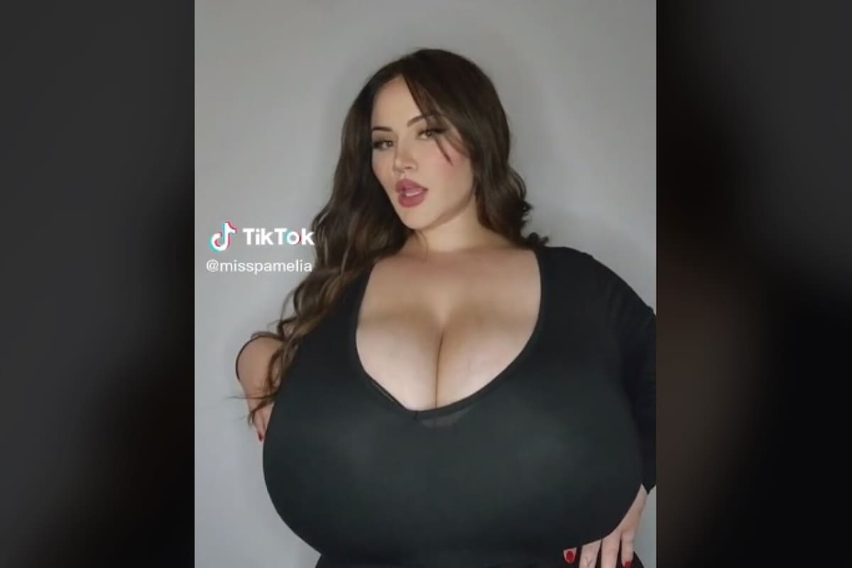 Modelo australiana padece una extraña condición que hace que sus senos no paren de crecer (Foto:TikTok)