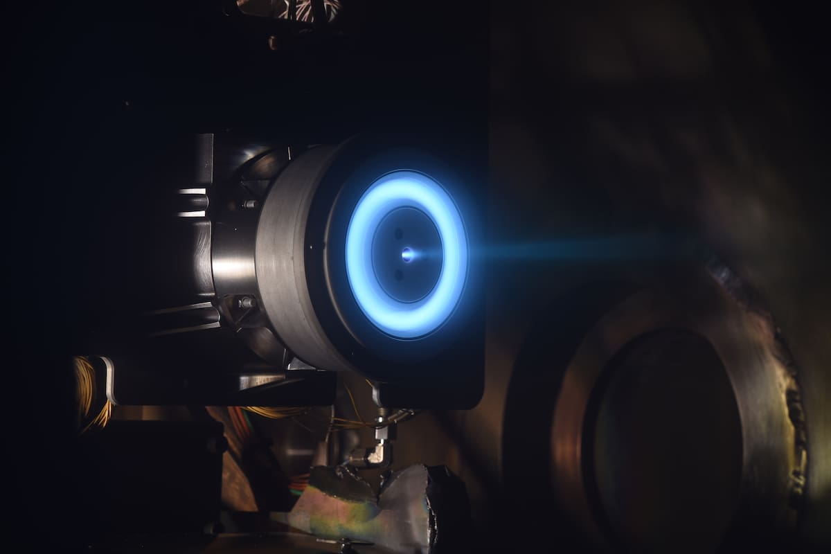 Modelo de ingeniería Northrop Grumman NGHT-1X Propulsor de efecto Hall funcionando en la instalación de vacío 8 del Centro de Investigación Glenn