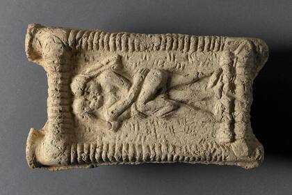 Modelo en arcilla de una pareja recostada besándose en Babilonia, que data de hace 3800 años