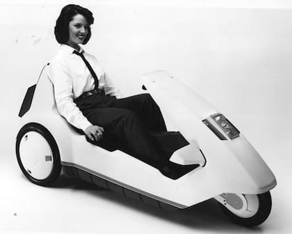 Modelo en Sinclair C5, 1985
