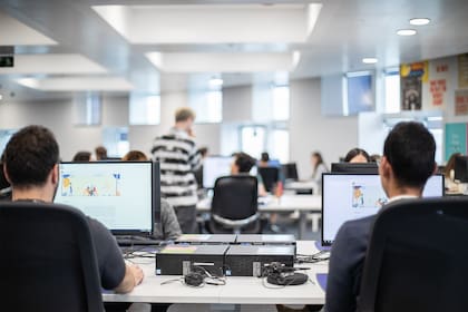 Moderar contenidos es ideal para personas carismáticas y con habilidades sociales que quieran un ingreso mientras estudian alguna carrera