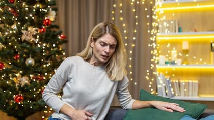 Moderar las porciones y masticar lentamente son algunos de los consejos para evitar males digestivos