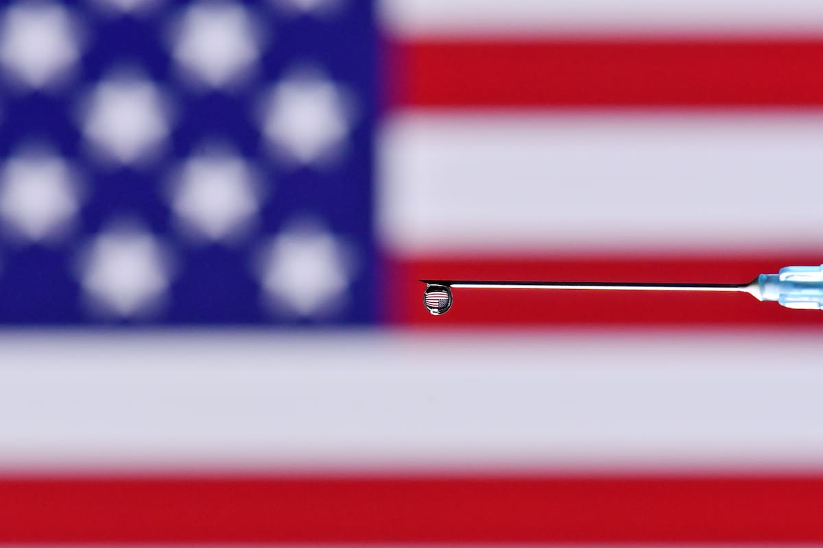 Moderna Inc. y Pfizer anunciaron que sus vacunas contra el coronavirus resultaron tener una efectividad superior el 94% en los ensayos clínicos, según los primeros resultados