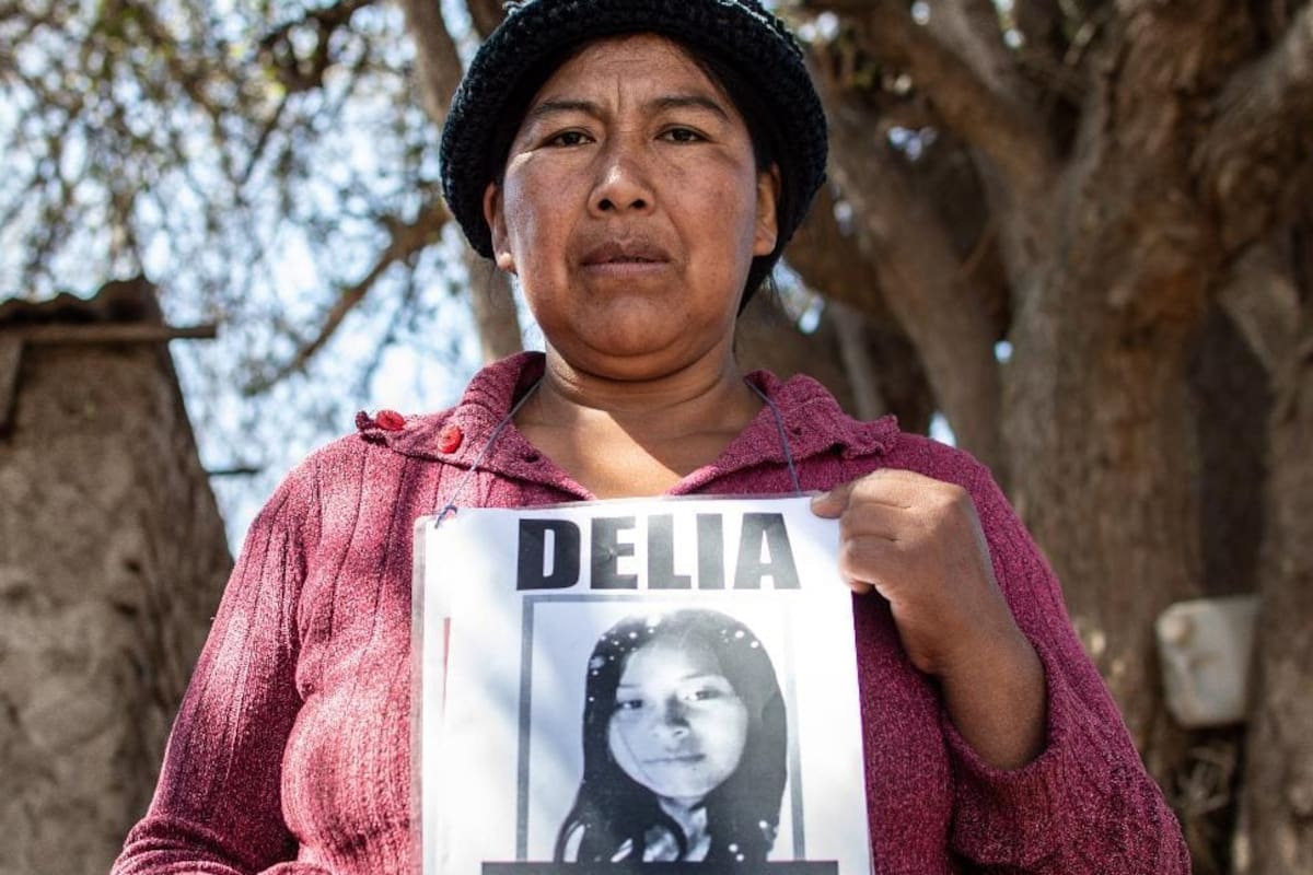Modesta Polijo sostiene una foto de su hija