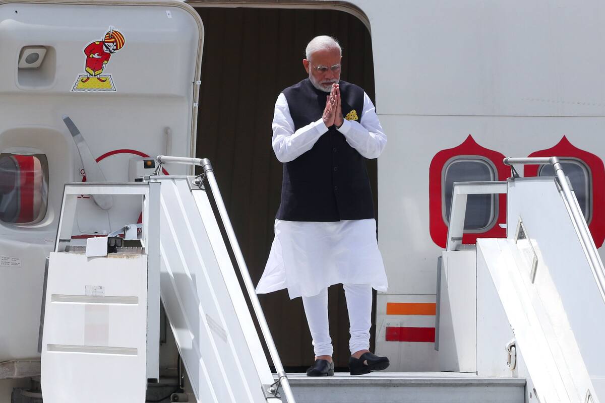 Modi saluda al bajar del avión en Buenos Aires