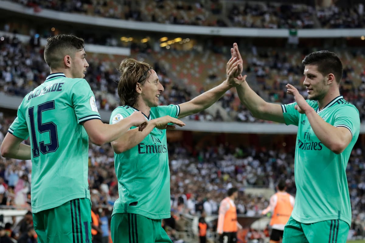 Modric, autor del tercer gol, festeja con sus compañeros. Real M;adrid ya está en la final