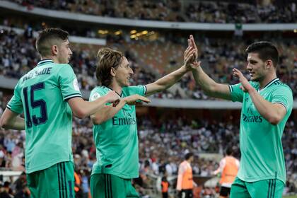 Modric, autor del tercer gol, festeja con sus compañeros. Real M;adrid ya está en la final