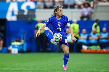Modric, de 40 años, recibe un pase en el partido contra Inglaterra el 17 de junio.