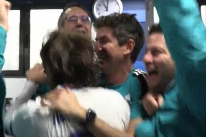 Modric se abraza con integrantes del cuerpo técnico de Real Madrid