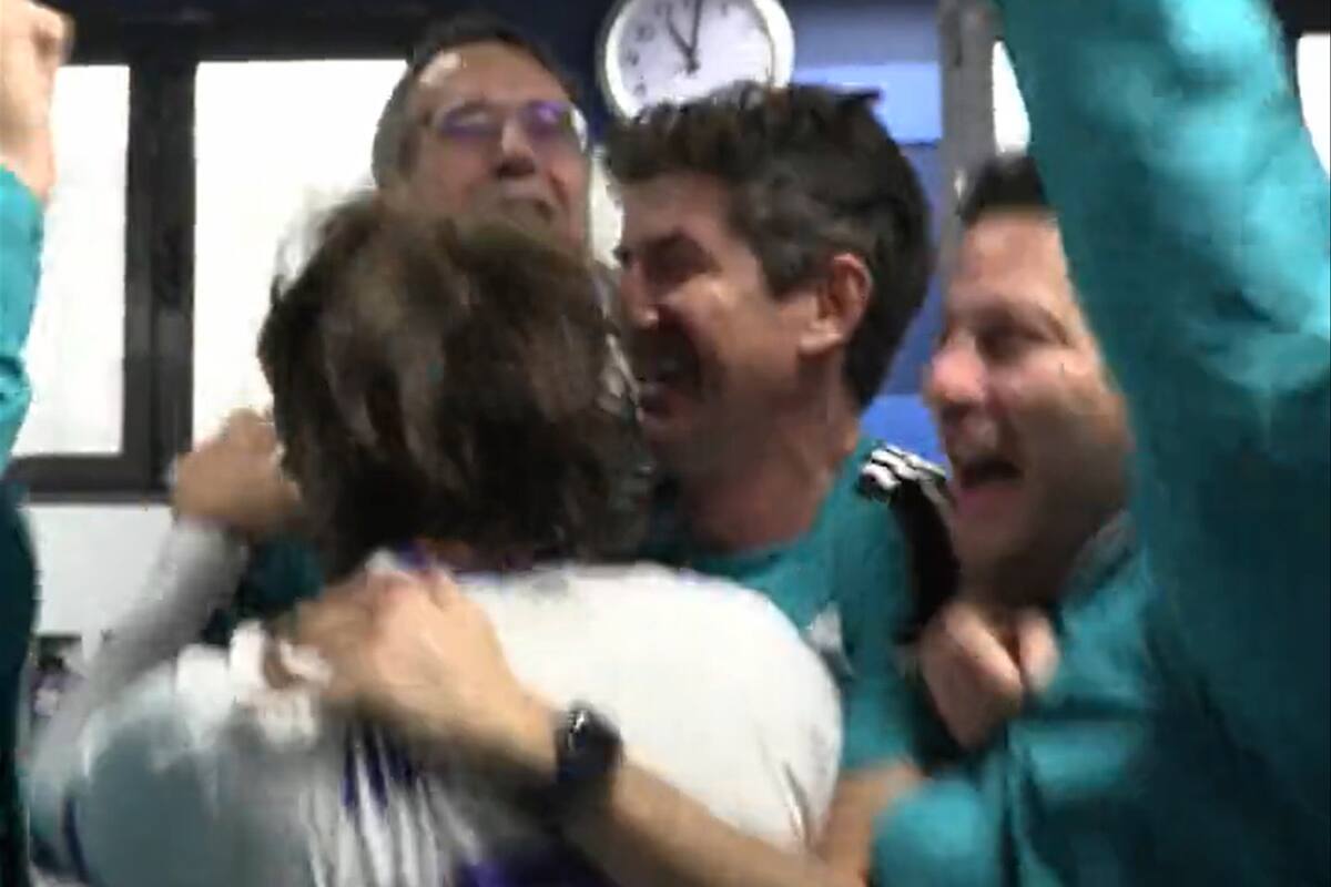 Modric se abraza con integrantes del cuerpo técnico de Real Madrid