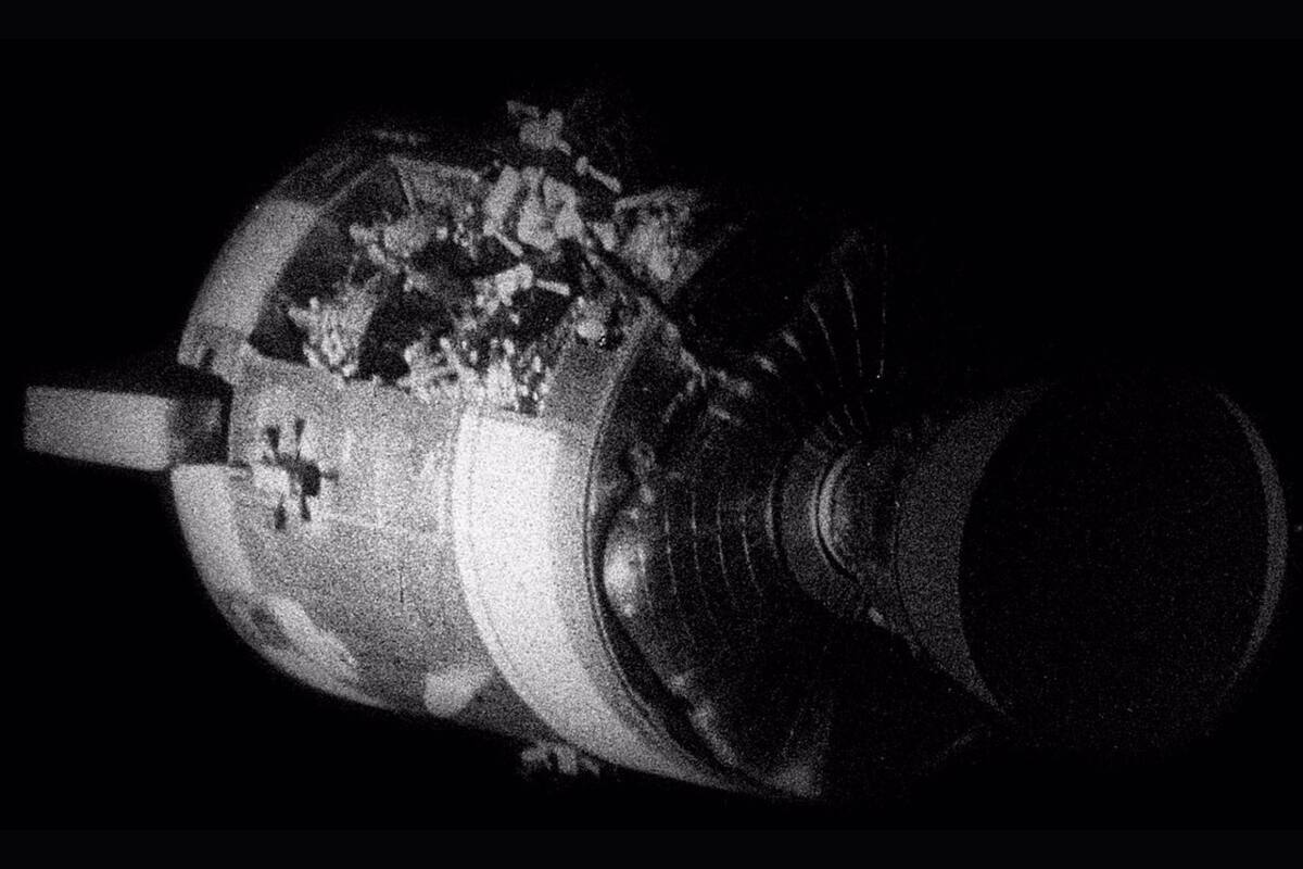 Módulo de servicio del Apolo 13 dañado, fotografiado desde el módulo de mando después de la separación