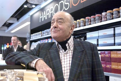Mohamed Al Fayed durante la inauguración de Harrods 102 en Harrods 102 en Londres, Gran Bretaña
