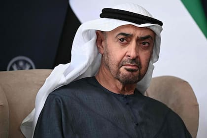 Mohamed bin Zayed Al Nahyan participa de una reunión bilateral durante la cumbre del G7, en Evian
