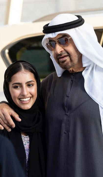 Mohamed bin Zayed está casado con Sheikha Salama bint Hamdan Al Nahyan, miembro de la dinastía gobernante, con quien tuvo nueve hijos