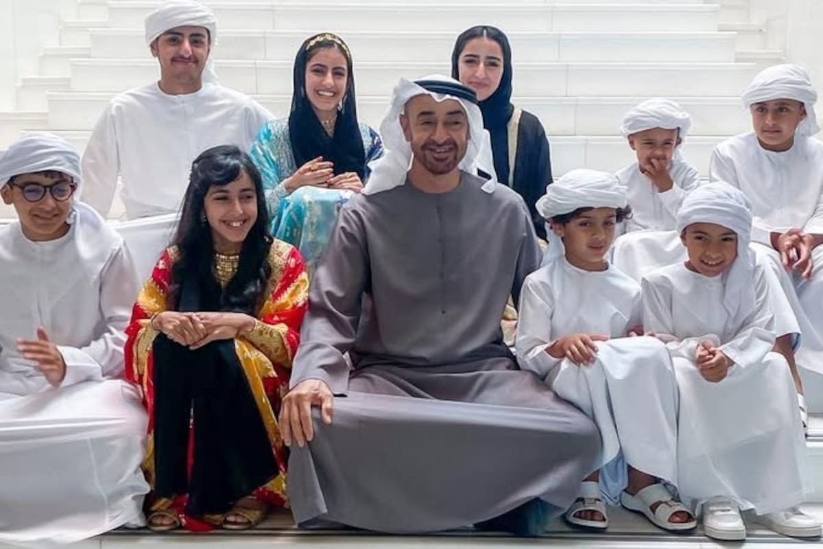 Mohamed bin Zayed junto a hijos y nietos en una imagen familiar que compartió en redes sociales