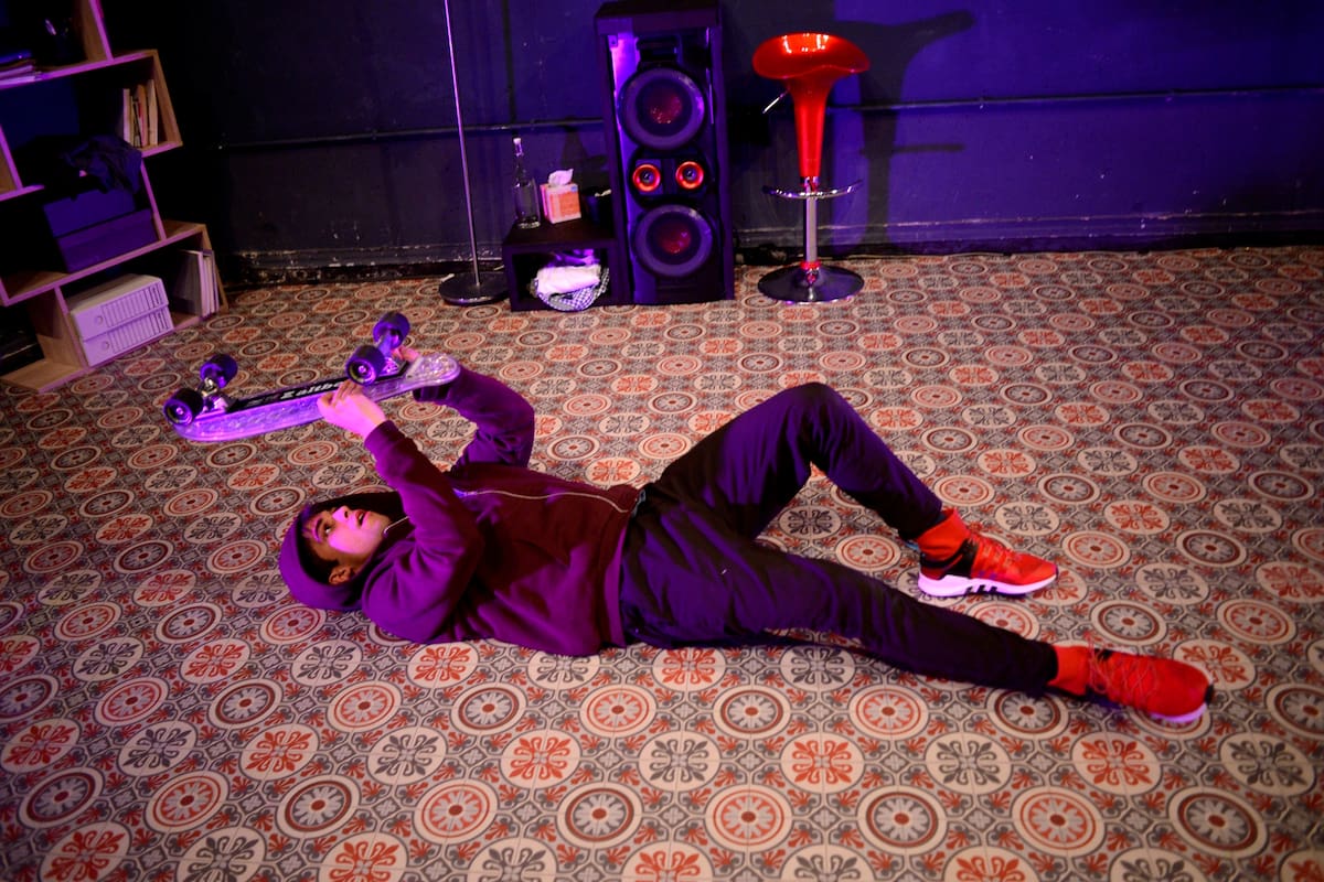 Mohamed El Khatib y su pieza de teatro-documento Finir en beauté-Bello final, pero con luz