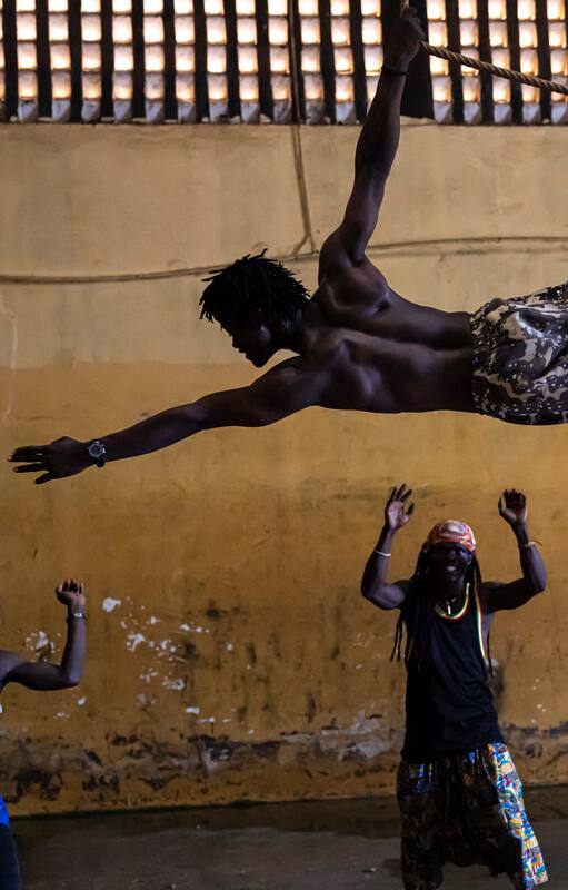 Mohamed Fofana realiza una danza aérea durante un ensayo en el Centro de Artes Acrobáticas Keita Fodeba en Conakry