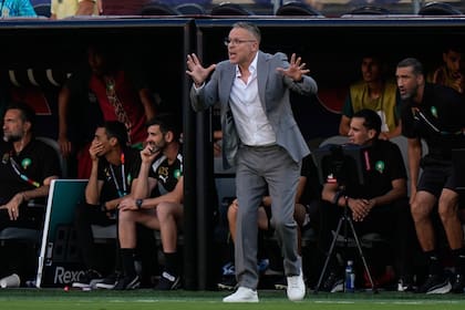 Mohamed Ouahbi, el DT de Marruecos, que jugará con Francia en el comienzo de los cuartos de final del Mundial 2026