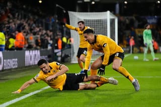 Mohamed Salah anota, pero Liverpool cae 2-1 ante el colista Wolves