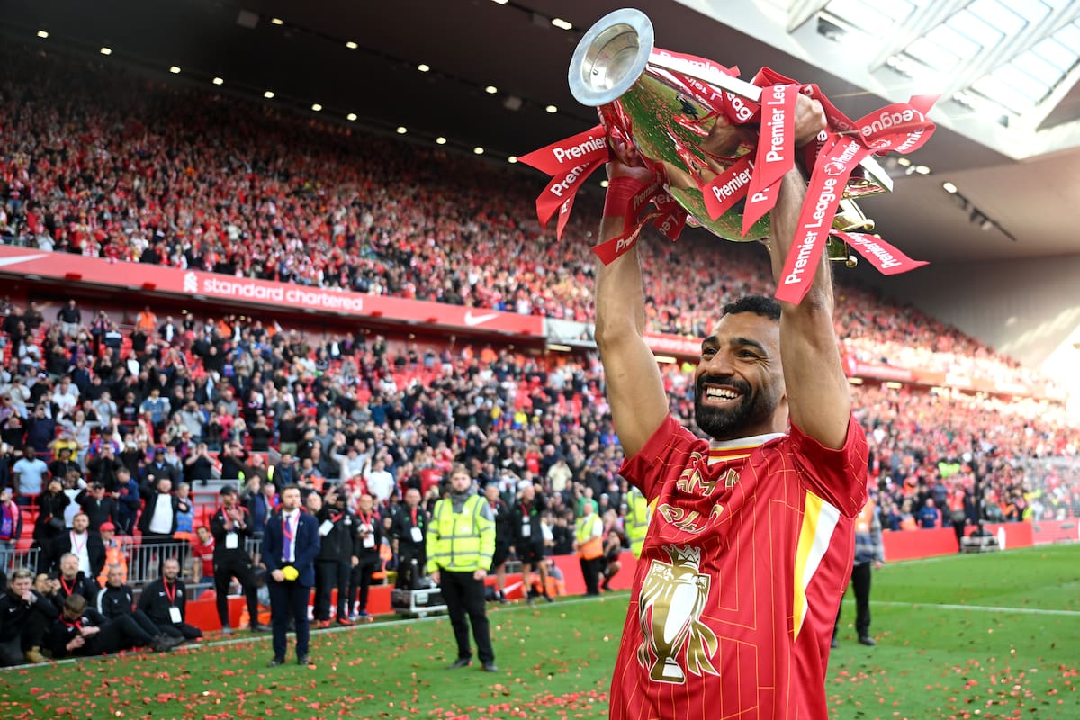 Mohamed Salah celebra la obtención de la Premier League en Anfield, una postal inolvidable del egipcio (Photo by Michael Regan/Getty Images/Getty Images For The Premier League)