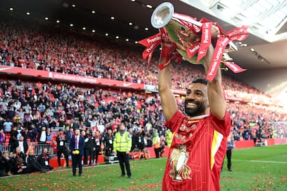 Mohamed Salah celebra la obtención de la Premier League en Anfield, una postal inolvidable del egipcio (Photo by Michael Regan/Getty Images/Getty Images For The Premier League)