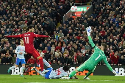 Mohamed Salah, con su segundo gol en el clásico y una exquisita definición, sella la goleada 4-0 de Liverpool sobre Manchester United