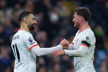 Mohamed Salah, de Liverpool, a la izquierda, celebra con Alexis Mac Allister, de Liverpool, después de anotar el primer gol durante el partido de fútbol de la Liga Premier inglesa entre Aston Villa y Liverpool en Villa Park en Birmingham, Inglaterra, el miércoles 19 de febrero de 2025. (AP Foto/Darren Staples)