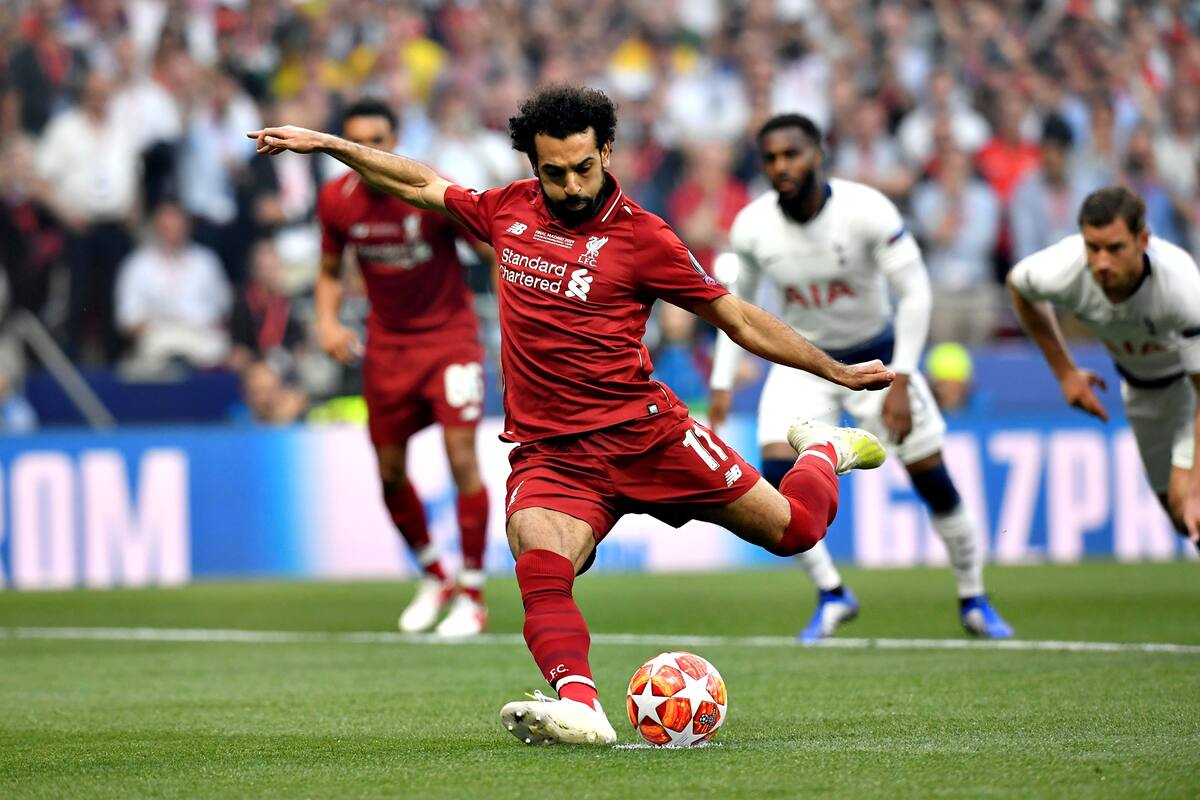 Mohamed Salah de Liverpool patea el penal que abrió el marcador frente al Tottenham Hotspur