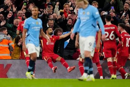 Mohamed Salah del Liverpool celebra tras anotar en el encuentro ante el Manchester City de la Liga Premier del primero de diciembre del 2024. (Peter Byrne/PA via AP)