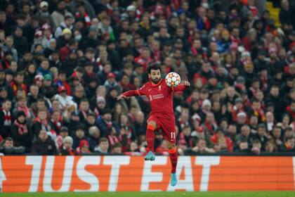 Mohamed Salah, del Liverpool, controla el balón durante un partido de la Liga de Campeones ante el Inter, el martes 8 de marzo de 2022 (AP Foto/Jon Super)