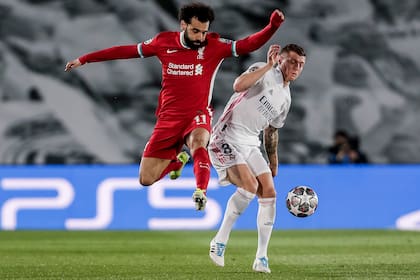 Mohamed Salah disputa la pelota con Toni Kroos: hoy, Real Madrid y Liverpool vuelven a cruzarse en una final de Champions