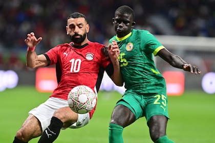 Mohamed Salah forcejea con El Hadji Malick Diouf; a sus 33 años, a la figura egipcia se le escapó una de las últimas posibilidades de conquistar la Copa Africana.