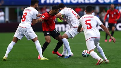 Mohamed Salah se hace incontrolable para la defensa de Irán, que lo manotea y no puede frenar fácilmente sus gambetas.