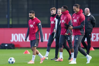 Mohamed Salah, solo, delante de las sonrisas de los demás