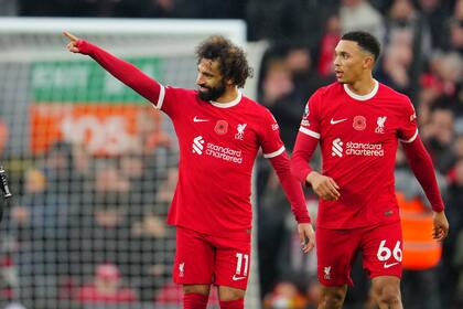 Mohamed Salah, una de las figuras de Liverpool, que este lunes buscará subirse a lo más alto de la Premier League